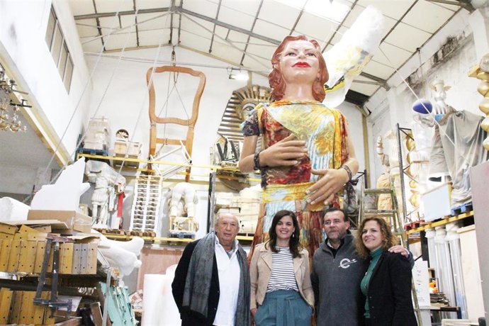 SANDRA GÓMEZ RECUPERA LA GENGANTA DE CARMEN ALBORCH PARA LA MANIFESTACIÓN DEL #8