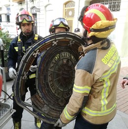 Sucesos.- Los bomberos retiran un rosetón de la iglesia de Las Esclavas de Valla