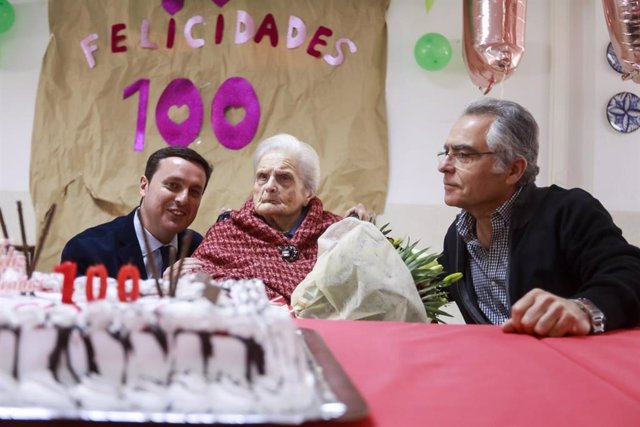 María Ferrer, usuaria centenaria de la Residencia Asistida, con J. A. García.