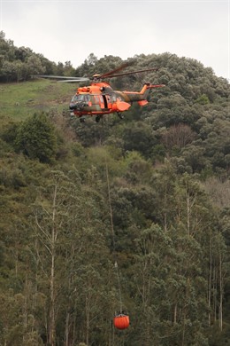 Labores de extinción del incendio forestal en la localidad asturiana de Soto de 