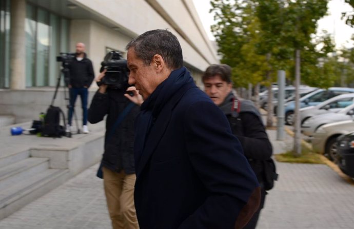 El expresidente de la Generalitat valenciana, Eduardo Zaplana, acude a firmar al