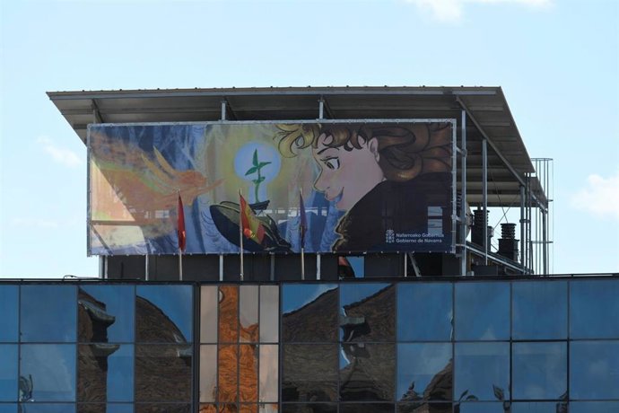 El cartel ganador del concurso Pinta tu Energía Limpia, instalado en la azotea d