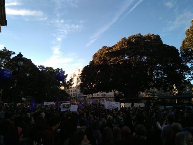 8M.- Intersindical crida a "inundar els carrers" i donar suport massivament a la