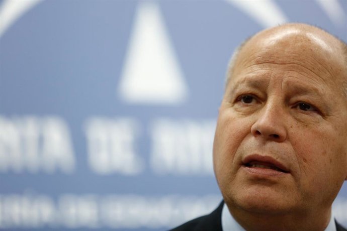 El consejero de Educación y Deporte, Javier Imbroda, en el Pleno extraordinario 