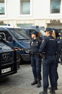 La Policía desaconseja en su guía de lenguaje inclusivo el uso sistemático del masculino y propone "la persona"