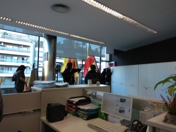 Los CDR irrumpen en la Delegación de la Generalitat de Girona