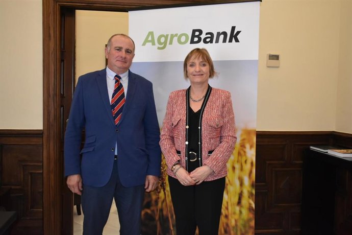 Sevilla.- CaixaBank y Manzanilla Olive firman un convenio que facilitará la fina