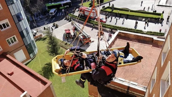 ---Bomberos De Bizkaia Visitan A Niños Ingresados En El Hospital De Cruces En La
