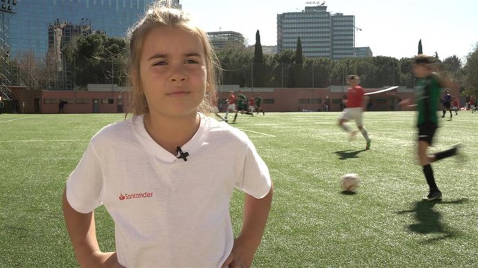 La niña que sueña con ser futbolista conoce a su ídolo en Madrid con el apoyo de