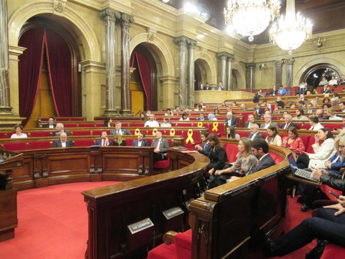 8M.- El Parlament es compromet a combatre la discriminació contra les dones
