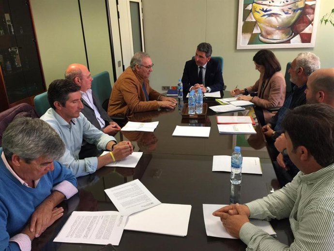 Huelva.- Cooperativas Agro-alimentarias y el delegado de Agricultura abordan dem