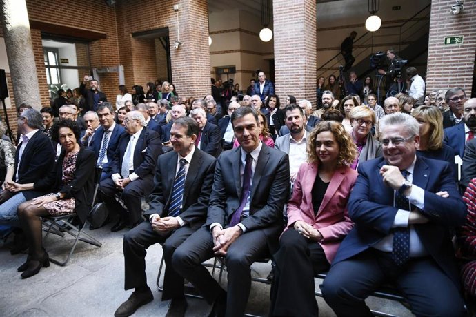 Pedro Sánchez rinde homenaje en la FEMP al primer alcalde de Valladolid de la de