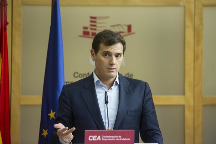 Albert Rivera, atiende a los medios antes de una reunión con la Confederación de