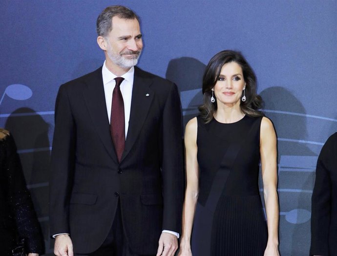 Los Reyes Felipe y Letizia muestran su apoyo a las víctimas de terrorismo en el 