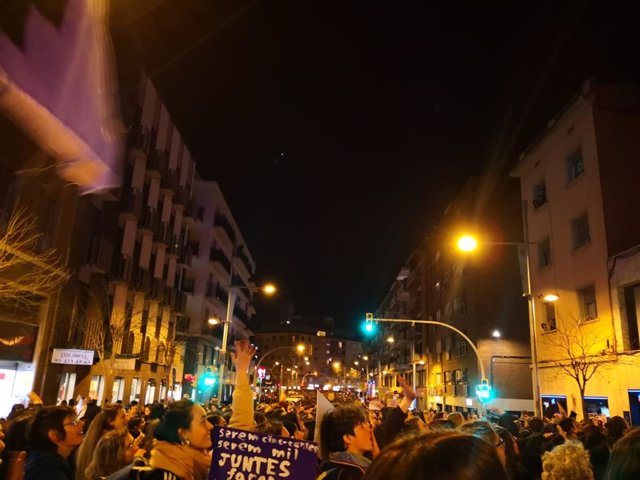 8M.- Miles De Mujeres Se Manifiestan En Barcelona: "La Noche Es Nuestra"