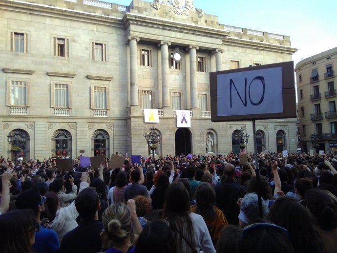 Miles de personas llenan plaza Sant Jaume por la sentencia de 'La Manada'