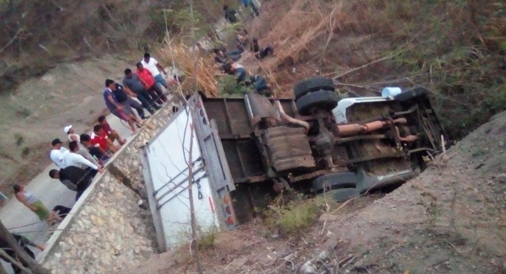 Mueren al menos 25 migrantes por el accidente de un camión en el sur de Mueren al menos 25 migrantes por el accidente de un camión en el sur de