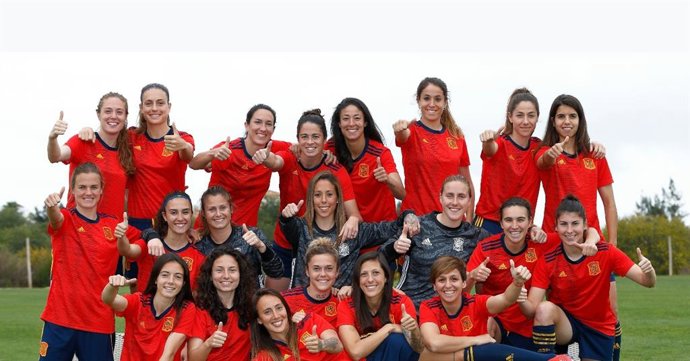 Fútbol/Selección.- Las jugadoras de selección femenina participan en la creación