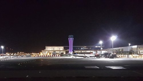 Málaga.- 8M.- Aena y Enaire iluminan de morado la torre de control del aeropuert
