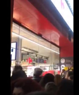 8M.- Piquetes de la huelga feminista hacen una cacerolada a las puertas del supe