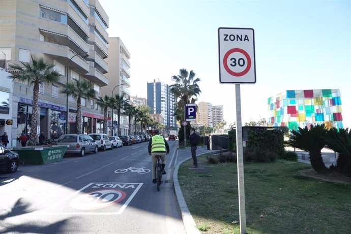 Málaga.- El Ayuntamiento refuerza las Zonas 30 de Málaga ciudad como vías ciclab