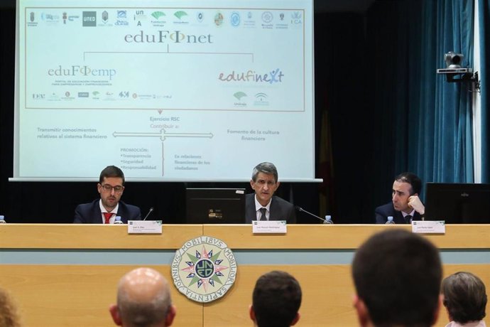 Málaga.- Unicaja ofrece claves para la toma de decisiones financieras a los alum