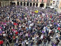 "La noche y la calle, también son nuestras", gritan desde la plaza Mayor en pro de los derechos de las mujeres