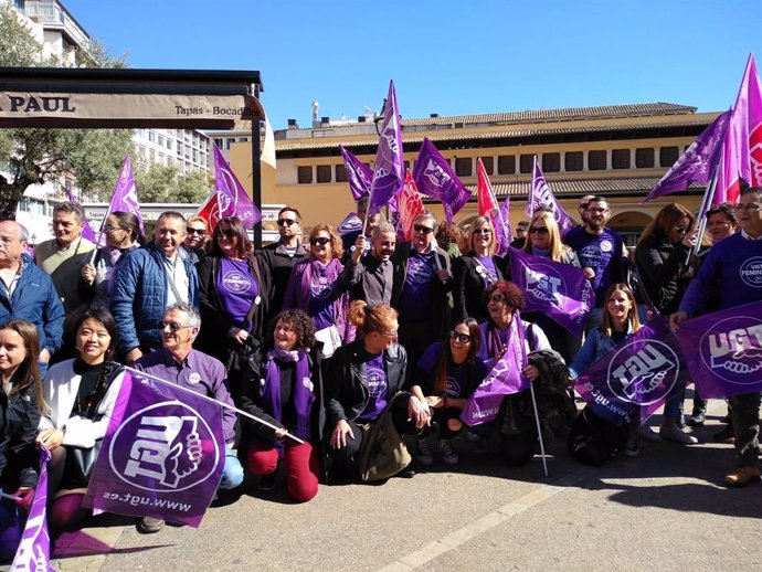 8M.- Unes 200 Persones Acudeixen A Palma A la Manifestació Convocada Per UGT I C