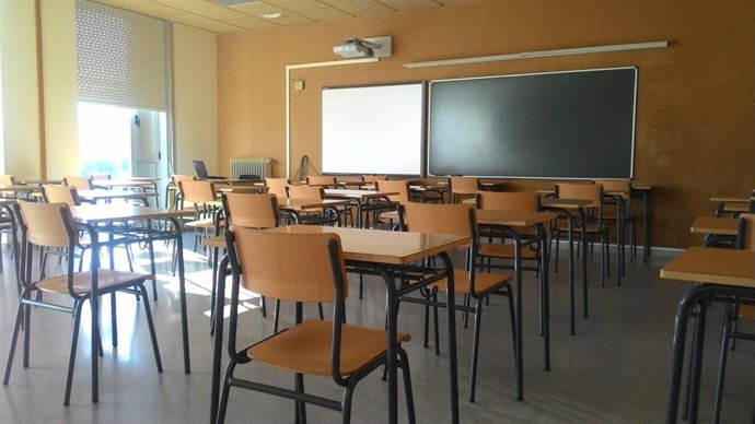 Aula vacía en el IES de Brión