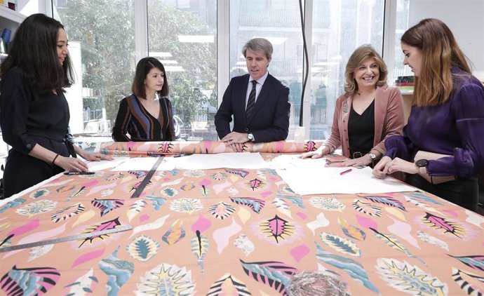 Casi 20 mujeres en exclusión forman parte de Ellas lo bordan, compañía que elabo