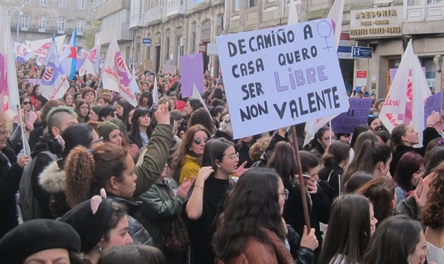8M.- Miles De Mujeres Colapsan El Centro De Santiago Para Reclamar Igualdad