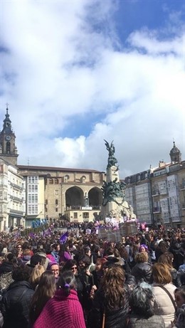 8M.- Cientos De Personas Apoyan En Vitoria La Reivindicación Del Movimiento Femi