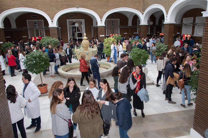 Sevilla.- Más de 300 recién graduados asisten a una jornada de puertas abiertas 