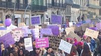 Milers d'estudiants omplen el centre de Barcelona contra el masclisme