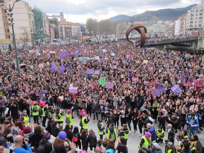 Más de 30.000 mujeres se manifiestan en Bilbao por la igualdad y para exigir un 