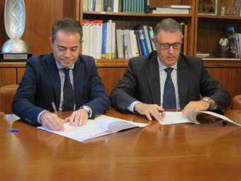Imagen de la firma entre Urrea (CHS) y Hernández (