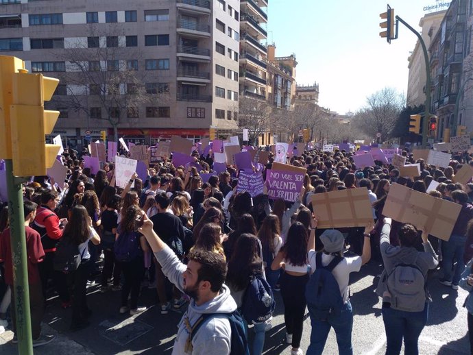 8M.- AMP2.- Milers d'estudiants es manifesten a Palma contra la "violncia mascl