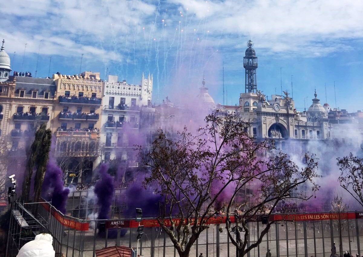 Reyes Martí homenajea a la mujer el 8M con una 'mascletà' que cubre la Plaza del Ayuntamiento de morado y negro
