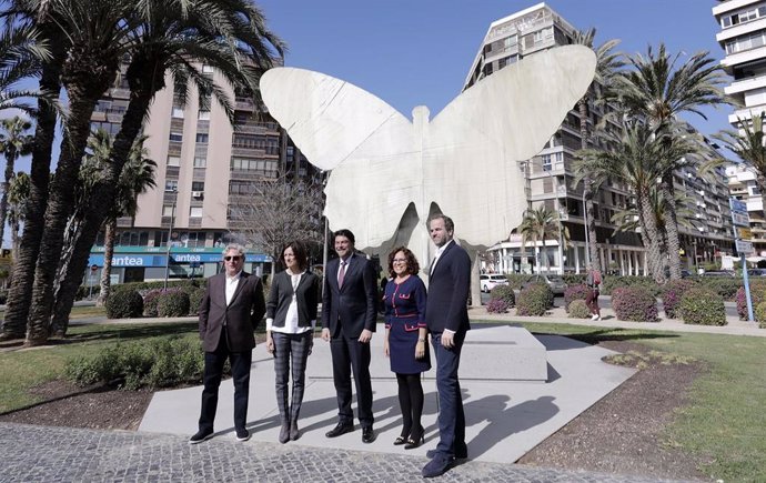 Cultura.- La escultura 'La Mariposa' de Valdés se instala en la Plaza Galicia de