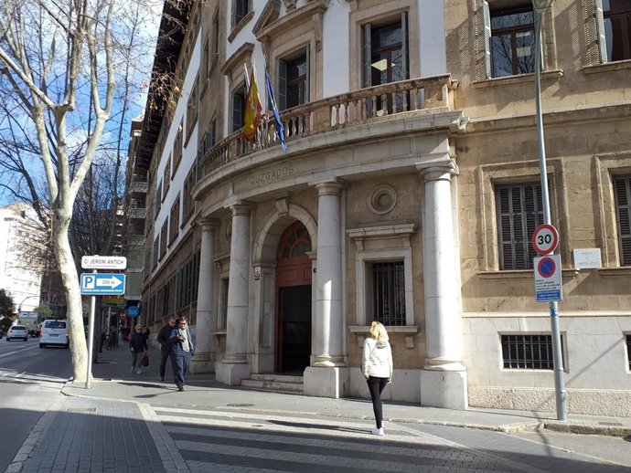 Un home accepta 2 anys de presó per robar bigues i plaques solars d'una casa c