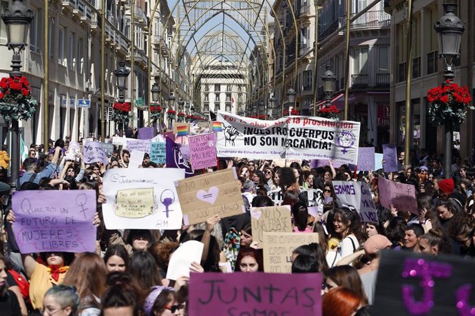 Concentración por el 8-M desde la Plaza de la Marina 