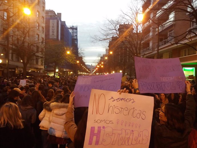 8M.-Decenas De Miles De Personas Colapsan El Centro De Bilbao Para Reivindicar L