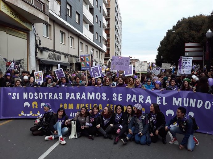 8M.- Una 'Marea Humana' Planta Cara En Gijón Al "Machismo" Y Al "Patriarcado"