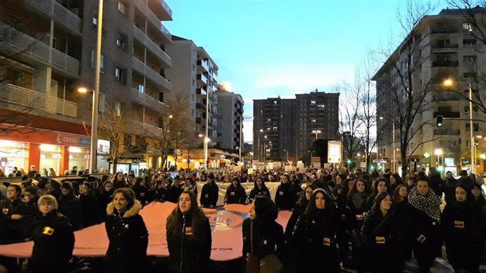 8M.- Una Multitudinaria Manifestación Reivindica En Pamplona La Lucha Feminista