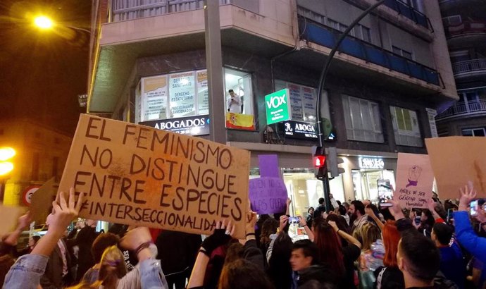8M.- Miles De Mujeres Se Echan A La Calle En Murcia Bajo El Lema #Vivaslibresuni