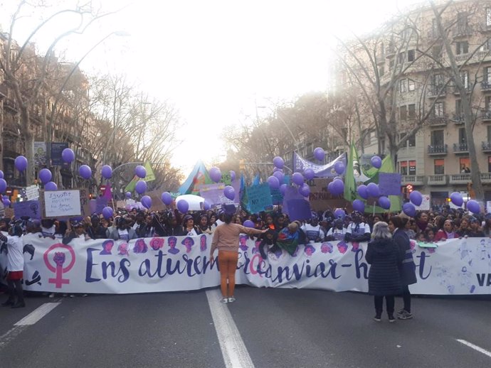 8M.- Milers de persones omplen la Gran Via de Barcelona en la manifestació femin