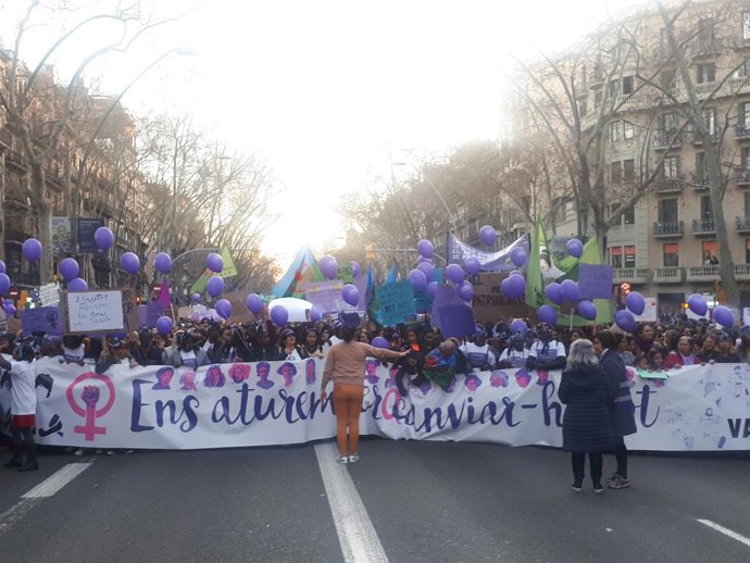 8M.- Milers de personis omplen la Gran Via de Barcelona en la manifestació femin