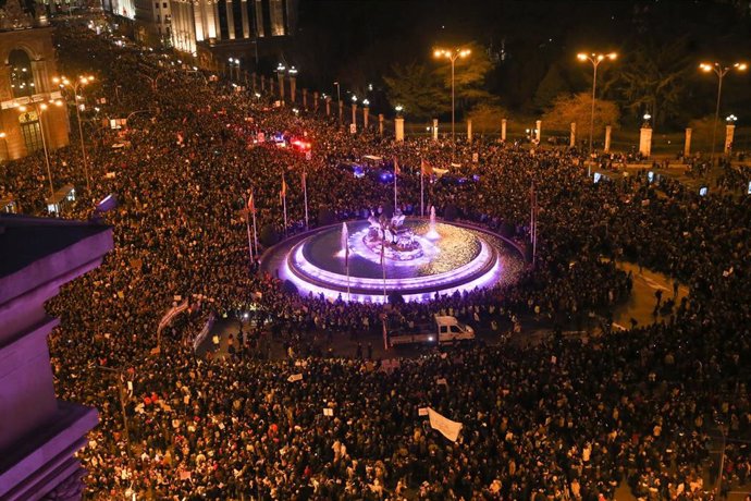 8M.- Más de 350.000 personas asisten a la manifestación feminista de Madrid, el 