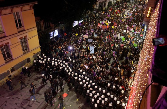 Turquía.- La Policía dispersa con gases lacrimógenos una manifestación en Estamb