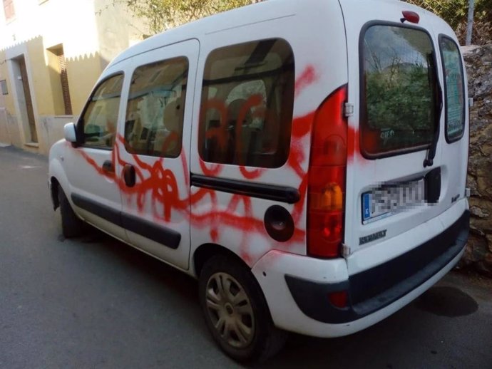 Cs denuncia un pinchazo de ruedas y pintadas con espray contra militantes de la 